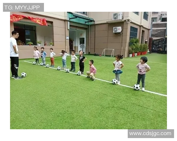 足球明星背包视频揭秘生活点滴与训练背后的故事